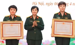 Đạo diễn 'Mưa đỏ' nhận Huân chương
