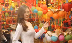 Phố lồng đèn đông đúc bạn trẻ vui hội Trung thu sớm 