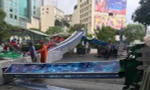 TP.HCM: Cổng chào phố đi bộ Nguyễn Huệ đổ sập, đè trúng người đi đường