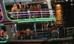 VIDEO: Du khách Đà Nẵng thích thú check-in sông Hàn về đêm trên du thuyền 