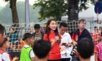 Người đẹp Ngọc Nữ và VĐV Đỗ Kim Phúc "thắp lửa" tinh thần cho các cầu thủ nhí
