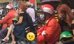 Cô gái đi xe ôm không chịu đội mũ bảo hiểm, dân mạng gay gắt: "Coi thường tính mạng?"