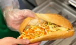 Thưởng thức bánh mỳ chả cá sốt chanh leo nồng nàn trên phố Hà Nội
