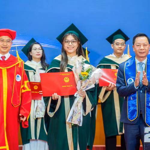 Gần 300 tân khoa Trường ĐH Hạ Long có việc làm ngay khi nhận bằng