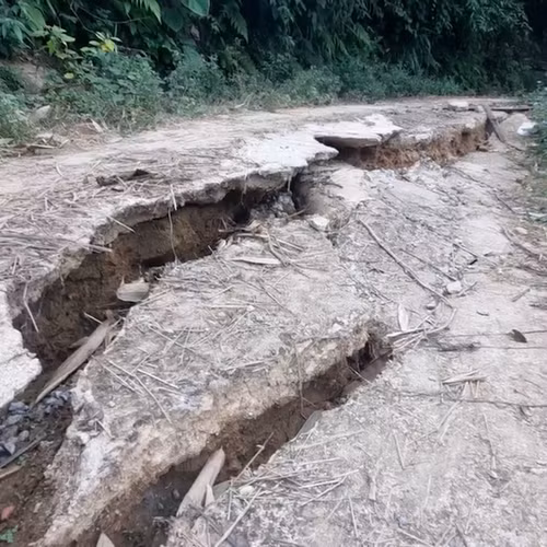 Di dời khẩn cấp 300 người dân sau khi phát hiện vết nứt kéo dài trên đồi