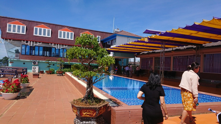 Nhà chú Đông xây dựng hàng loạt công trình bê tông chiếm chệ lên những ngọn đồi, biến Tà Đùng trở nên nhếch nhác