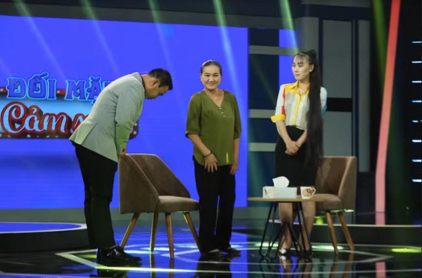 MC Quyền Linh cúi đầu trước câu chuyện xúc động của nhân vật. 