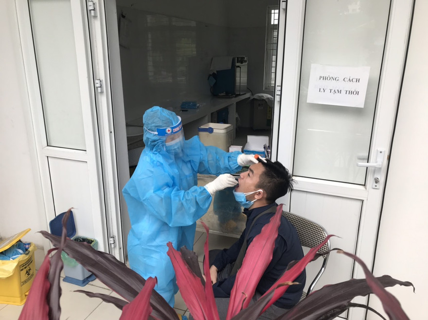 Người dân từ Hải Dương khai báo y tế, lấy mẫu xét nghiệm tại phường Yên Sở (Hoàng Mai, Hà Nội). Ảnh: Trường Phong