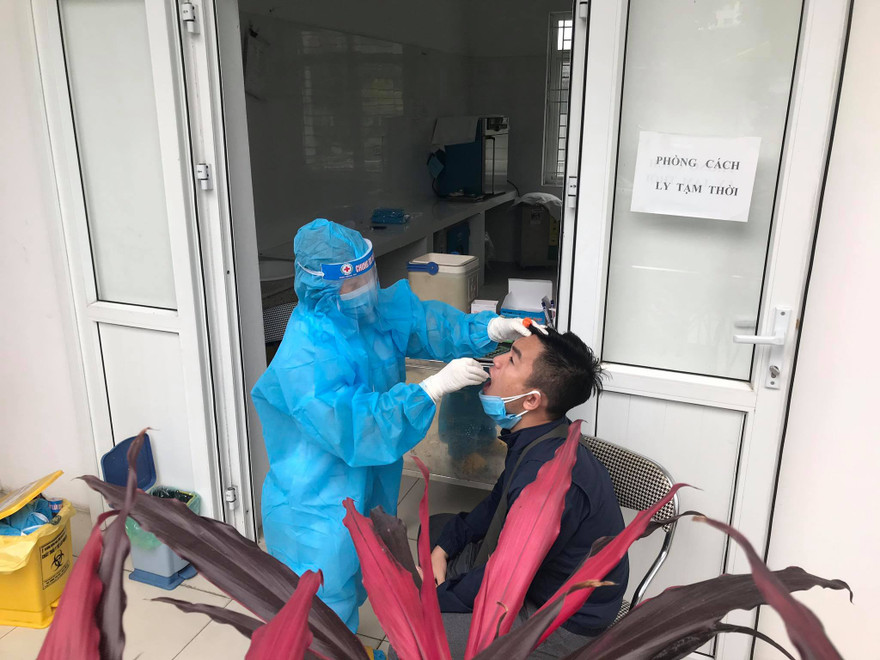 Xét nghiệm cho người về từ Hải Dương. Ảnh: Trường Phong