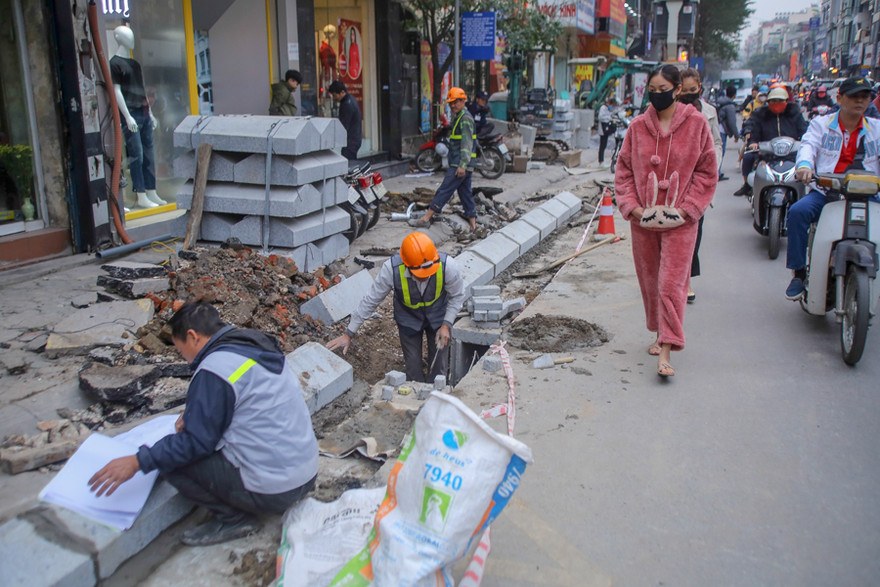 Thi công cải tạo, chỉnh trang, lát đá vỉa hè phố Khâm Thiên (Đống Đa, Hà Nội). Ảnh: Duy Phạm