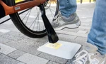 Xuất hiện công nghệ sạc xe đạp điện bằng chân chống