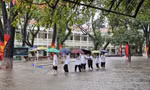 Phụ huynh vật lộn đón con trong mưa ngập: 'Sở GD&ĐT Hà Nội cần phản ứng nhanh và quyết đoán hơn?'