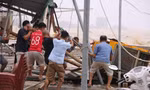 Người dân ven biển căng mình dọn đổ nát sau bão số 10