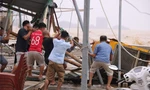 Người dân ven biển căng mình dọn đổ nát sau bão số 10
