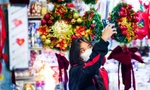 Phố Hàng Mã rực rỡ Giáng sinh nhưng sức mua sụt giảm