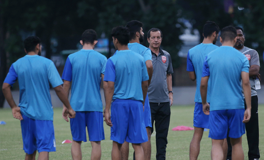 HLV Samir Chammam hy vọng Bahrain sẽ đánh bại Việt Nam ở trận đấu tối nay, 23/8. Ảnh: Vnexpress