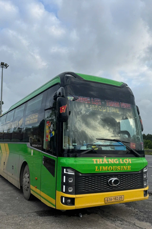 Phạt tài xế và chủ xe khách 25 chỗ chở 53 hành khách