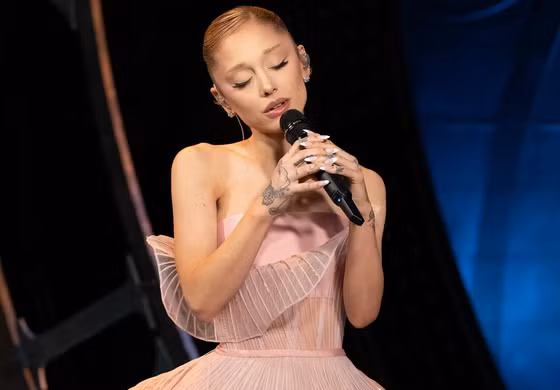 Sau 7 năm, Ariana Grande viết tiếp chương mới với "the eternal sunshine tour"