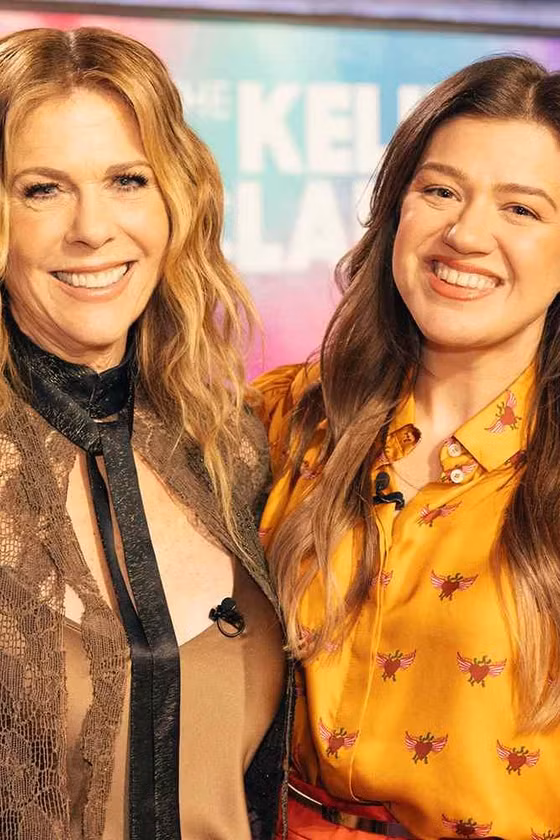 Kelly Clarkson nghẹn ngào tạm biệt talkshow 7 năm, trở lại ghế nóng The Voice