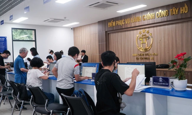 Trung tâm hành chính công Hà Nội mạnh tay với 'cò giấy tờ'