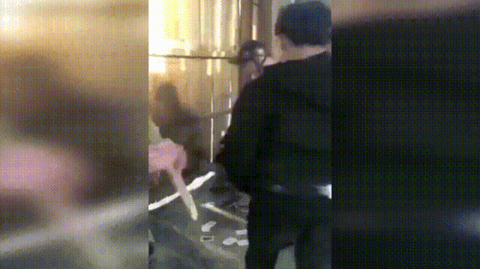 Nam sinh bị nhóm học sinh dùng thanh gỗ đánh liên tiếp vào người.