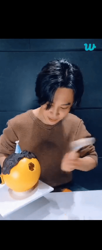 Cắt bánh kem là xưa rồi, thời nay phải đập mới đặc biệt. Cắt bánh kem là xưa rồi, thời nay phải đập mới đặc biệt.