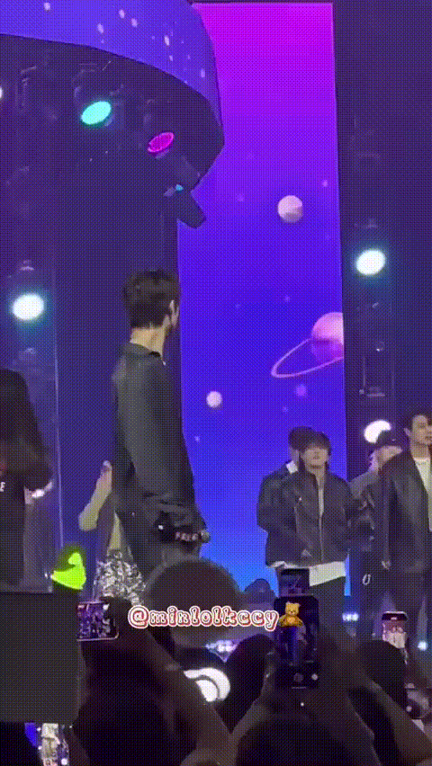 B.I nhìn theo không rời từ lúc iKON bước ra. - Nguồn: minlolkccy