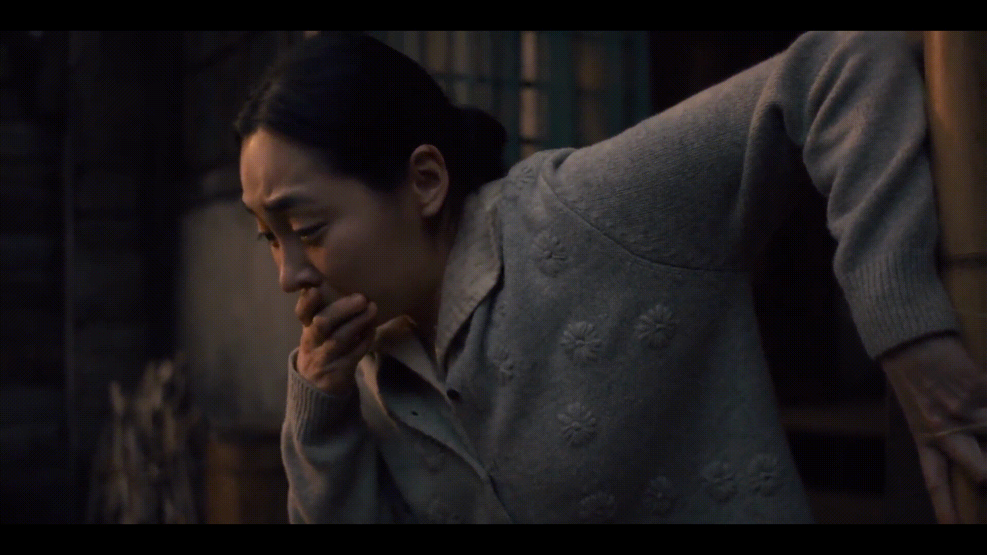 Sunja giữ sự mạnh mẽ trước mặt các con và chỉ có thể khóc cho người chồng quá cố khi cô ở một mình.