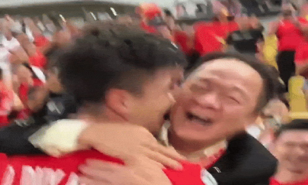 Duy Mạnh thơm má bầu Hiển. (Nguồn: @fptbongda) Duy Mạnh thơm má bầu Hiển. (Nguồn: @fptbongda)