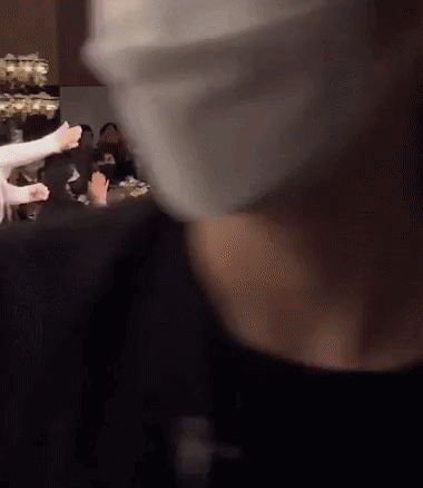 Khoảnh khắc Jin (BTS) nhiệt tình tung hoa cho 2 nhân vật chính nhanh chóng thu hút sự chú ý. Khoảnh khắc Jin (BTS) nhiệt tình tung hoa cho 2 nhân vật chính nhanh chóng thu hút sự chú ý.