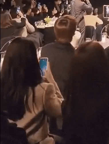 Jin nhiệt tình cổ vũ cho sự xuất hiện đôi vợ chồng Jiyeon trong lễ vu quy. Jin nhiệt tình cổ vũ cho sự xuất hiện đôi vợ chồng Jiyeon trong lễ vu quy.