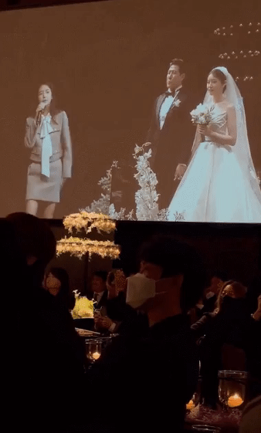 Jin đung đưa theo giai điệu ca khúc Blueming khi IU hát chúc mừng. Jin đung đưa theo giai điệu ca khúc Blueming khi IU hát chúc mừng.