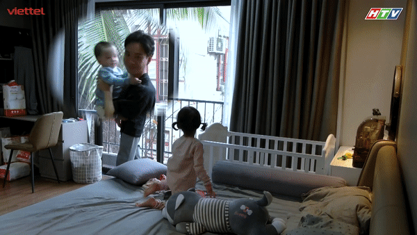 Thế là trong lúc bố Tee bận tắm cho em Mino, Cici cứ thỏa thích nghịch hết món đồ này đến món đồ khác trên bàn trang điểm của mẹ. Thế là trong lúc bố Tee bận tắm cho em Mino, Cici cứ thỏa thích nghịch hết món đồ này đến món đồ khác trên bàn trang điểm của mẹ.