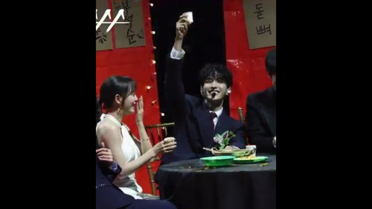 Kim Se Jeong còn thử "check var" xem DK có thật sự bất động không. Kim Se Jeong còn thử "check var" xem DK có thật sự bất động không.