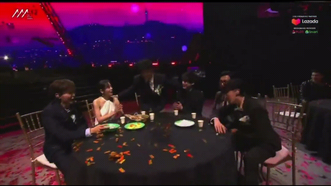 Màn "xỉu ngang" của bộ ba cũng khiến Lee Dong Hwi ngồi chung bàn "hết hồn hết vía". Màn "xỉu ngang" của bộ ba cũng khiến Lee Dong Hwi ngồi chung bàn "hết hồn hết vía".