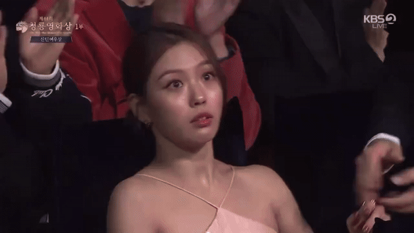 Biểu cảm ngơ ngác ngỡ ngàng viral ngay sau đêm trao giải của Go Min Si.