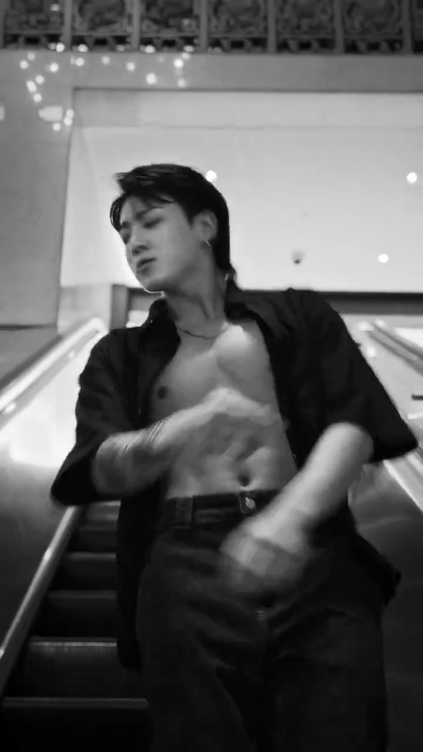 Jung Kook đặc biệt thu hút với những chuyển động nhịp nhàng, thể hiện khả năng kiểm soát cơ thể tuyệt vời. Jung Kook đặc biệt thu hút với những chuyển động nhịp nhàng, thể hiện khả năng kiểm soát cơ thể tuyệt vời.