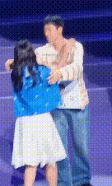 Một fangirl khác thì lại cố thì thầm vào tai của Jin nhưng anh cũng né được.