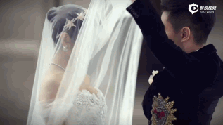 Tháng 7/2019, đám cưới cổ tích của cặp sao quyền lực làng giải trí xứ Trung diễn ra. Khoảnh khắc tung khăn voan đậm chất ngôn tình của cặp đôi từng gây bão một thời.