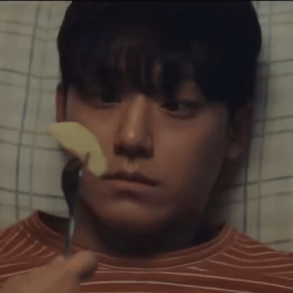 Không gượng ép, từng biểu cảm của Lee Do Hyun khi tái hiện một Kang Ho 7 tuổi trong hình hài công tố viên trải đời khiến khán giả đau lòng.