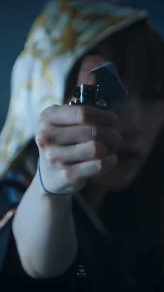 Giai điệu bắt tai cùng với vũ đạo "bật lửa" là những yếu tố giúp Smoke được yêu thích. Giai điệu bắt tai cùng với vũ đạo "bật lửa" là những yếu tố giúp Smoke được yêu thích.