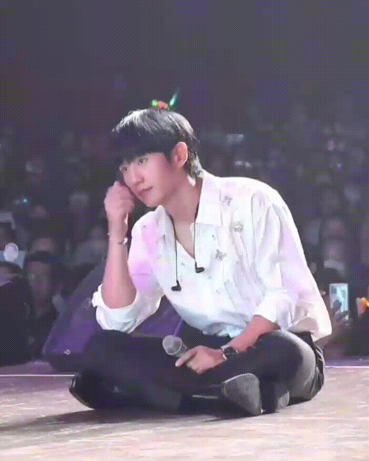 Jung Hae In có vẻ đã rưng rưng khi xem video fan dành tặng.