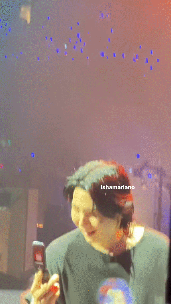 Chiếm spotlight trong đêm diễn cuối tại Bắc Mỹ, chiếc điện thoại nắp gập một thời đã khiến SUGA không khỏi bật cười. - Nguồn: Twitter @ishamariano Chiếm spotlight trong đêm diễn cuối tại Bắc Mỹ, chiếc điện thoại nắp gập một thời đã khiến SUGA không khỏi bật cười. - Nguồn: Twitter @ishamariano