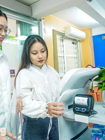 Độc đáo 'nhân viên AI' phục vụ hành chính công tại Hà Nội