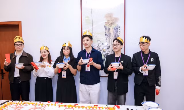 Hành trình đỏ và bữa tiệc sinh nhật đặc biệt ở Bắc Kinh