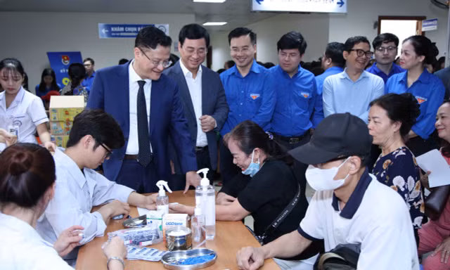 Trao quà, khám bệnh cho bà con - hành động đẹp kỷ niệm 95 năm Ngày thành lập Đoàn