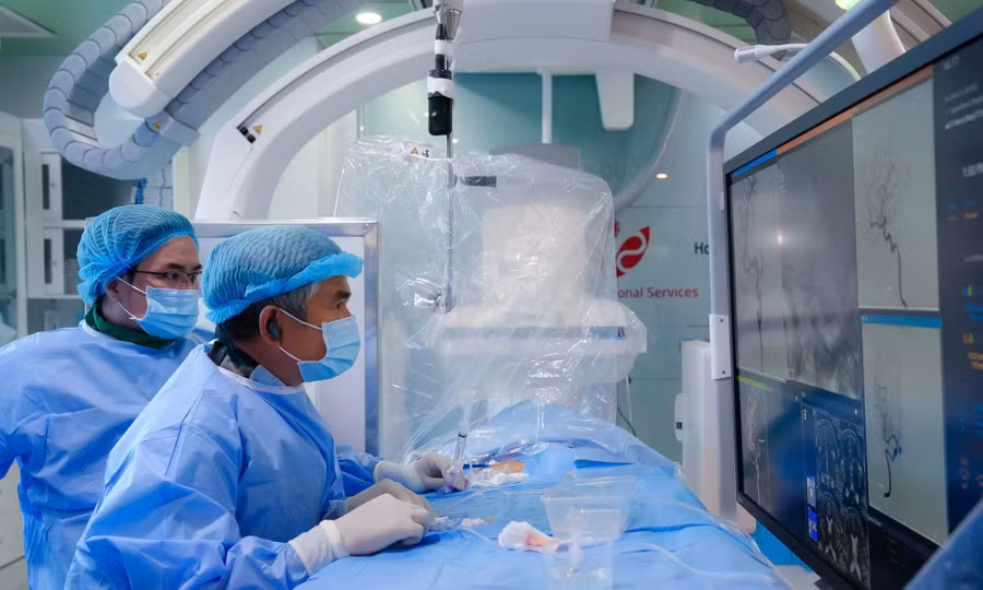 Đau khi đứng làm việc, nguy cơ bị cắt cụt chân vì hội chứng May-Thurner