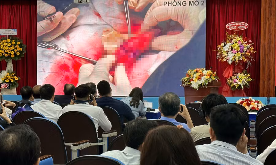 Truyền hình trực tiếp phẫu thuật phục hồi 'bản lĩnh đàn ông'
