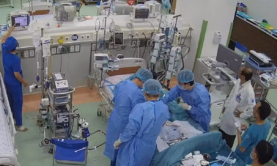 Cứu sống bé gái 10 tuổi trước 'cửa tử' viêm cơ tim tối cấp
