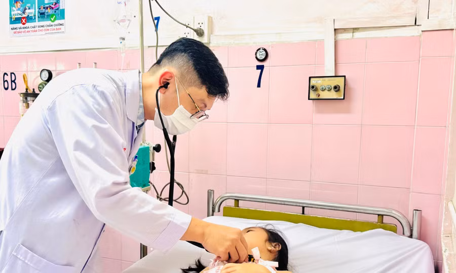 Tìm ra nguyên nhân khiến hàng loạt học sinh tại TPHCM nhập viện